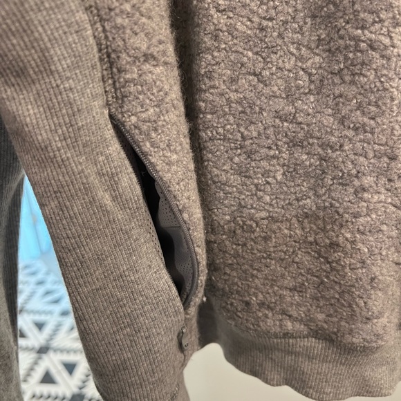 Lululemon crop sweatshirt - Picture 3 of 4